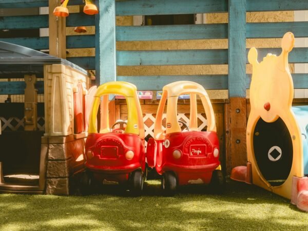 Deux petites voitures jouets rouges dans un module de jeu extérieur