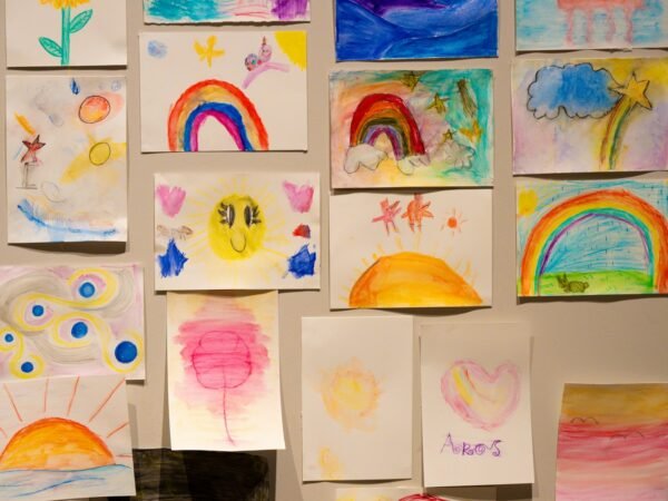 Dessins d'enfants colorés affichés sur un mur