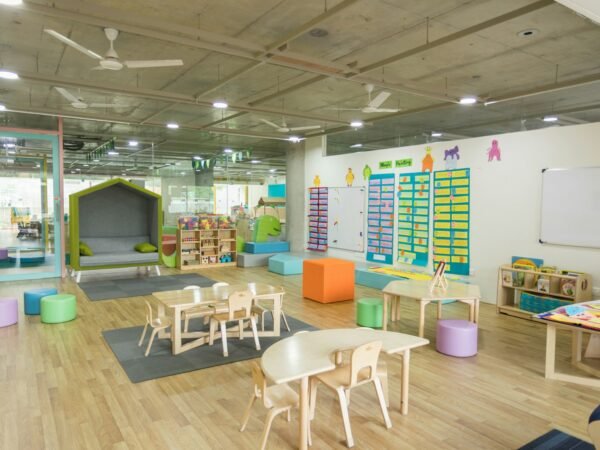 Pièce aménagée pour les tout-petits, avec mobilier et jouets à leur hauteur